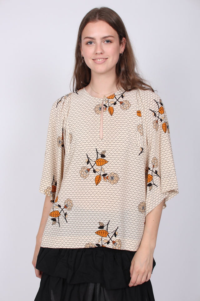 Rose SS Blouse - Brazilian Sand - Second Female - Bluser & Skjorter - VILLOID.no