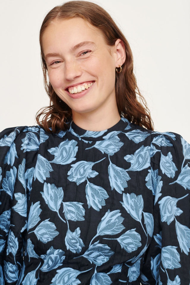 Harriet Short Dress - Blue Flower - Samsøe Samsøe - Kjoler - VILLOID.no