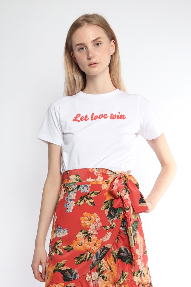 LET LOVE WIN t-skjorte - White - Veronica B. Vallenes - T-skjorter & Topper - VILLOID.no