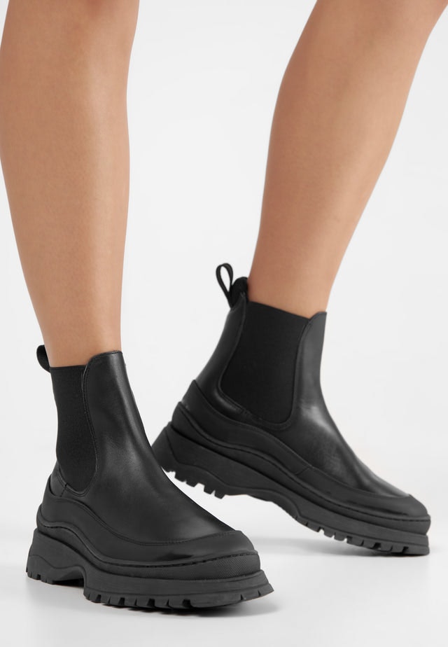 Trail II - Black