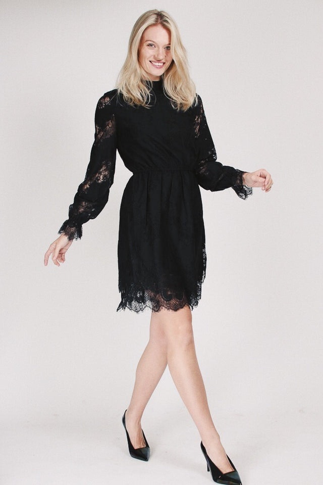 Short lace dress - Black - MAUD - Kjoler - VILLOID.no