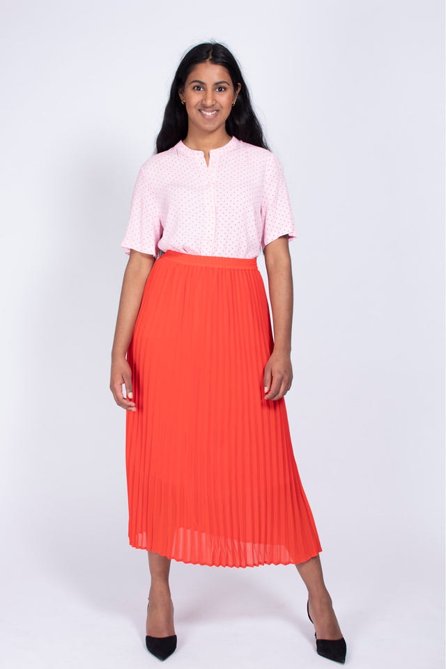 Moe Pleated Skirt - Fiery Red - Just Female - Skjørt - VILLOID.no