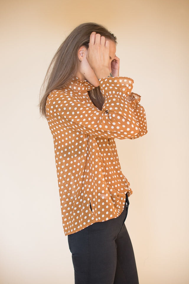 Sweet dotsblouse - Mustard - Line of Oslo - Bluser & Skjorter - VILLOID.no