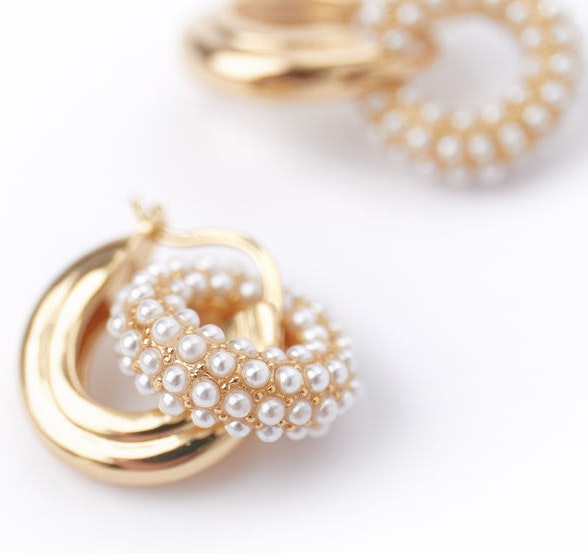Pearl Interlocking Doughnut Hoop Earrings - Gold